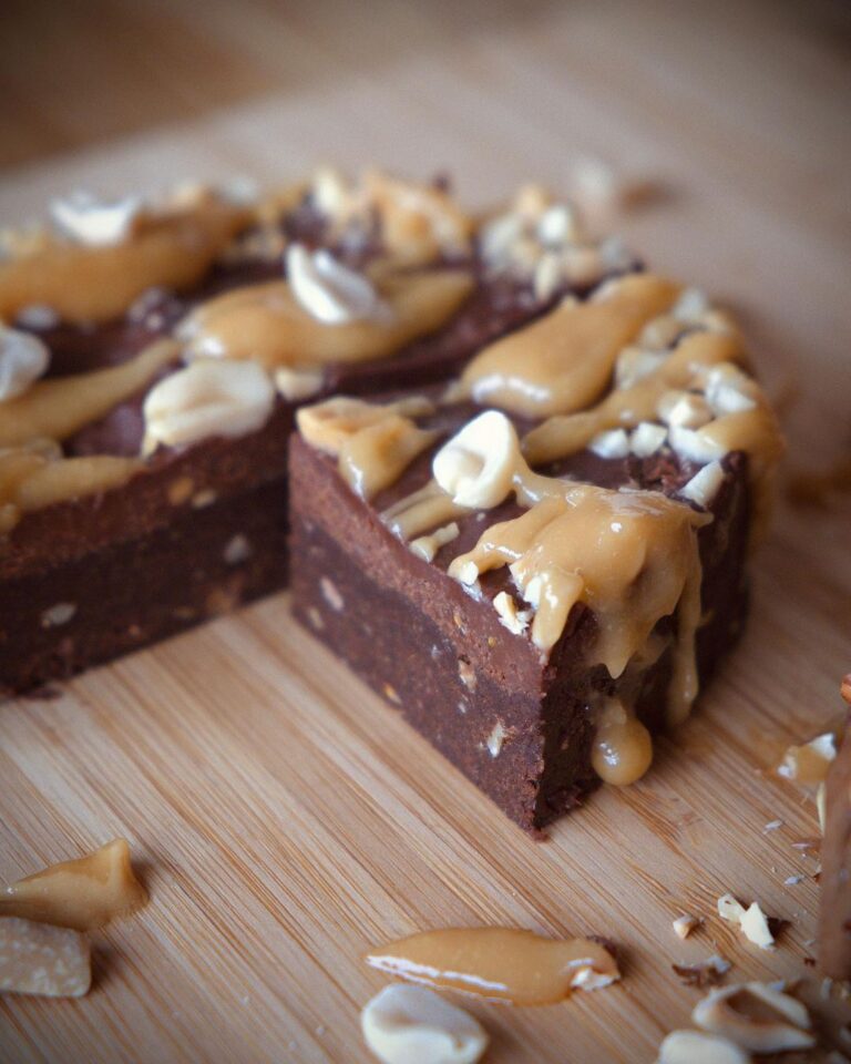 Rezept: Roh-vegane Snickers & Nougat Schokoladen-Brownie-Torte